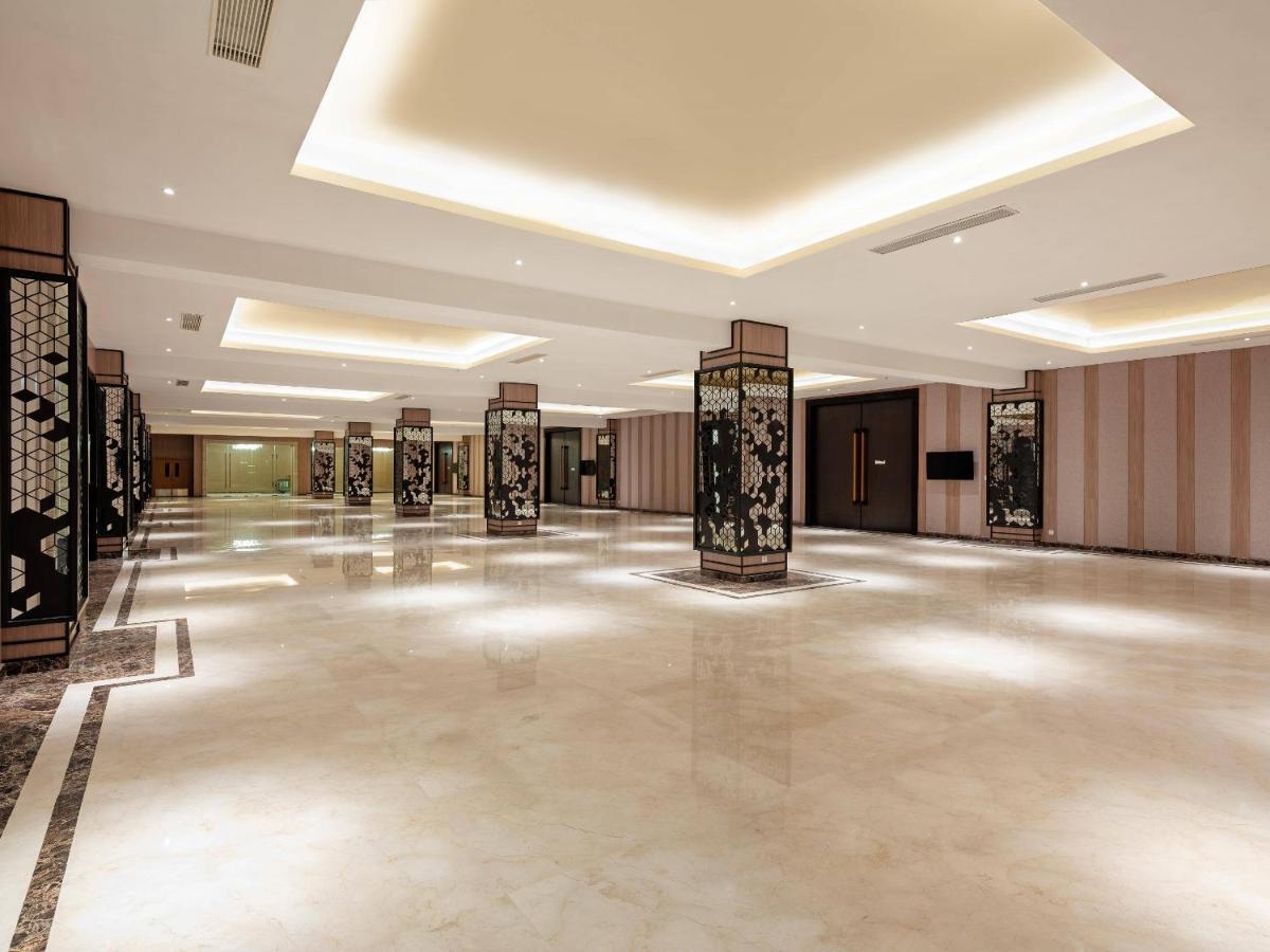 Aston Gresik Hotel & Conference Center Extérieur photo