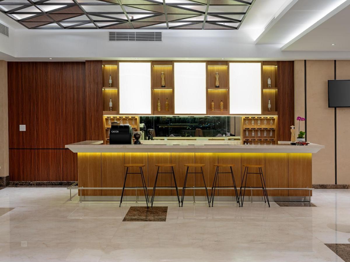 Aston Gresik Hotel & Conference Center Extérieur photo